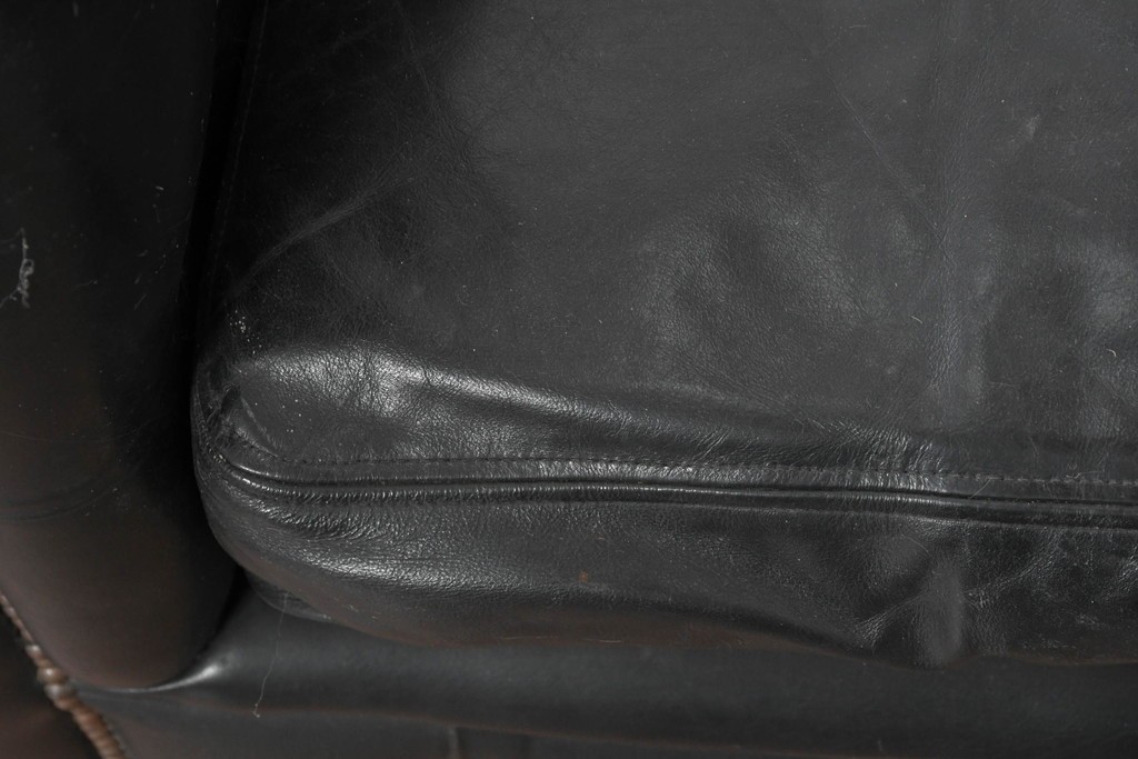 イギリスヴィンテージ　本革　重厚な佇まいとボタン留めが魅力のチェスターフィールドソファ　(R-090065)