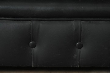 イギリスヴィンテージ　本革　重厚な佇まいとボタン留めが魅力のチェスターフィールドソファ　(R-090065)