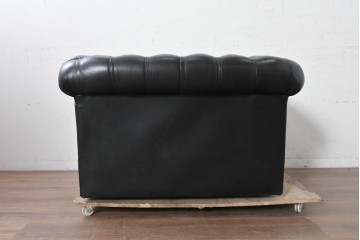 イギリスヴィンテージ　本革　重厚な佇まいとボタン留めが魅力のチェスターフィールドソファ　(R-090065)