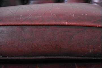 イギリスヴィンテージ　1970年頃　本革　赤革の濃淡が味わい深いチェスターフィールドソファ　(R-090066)