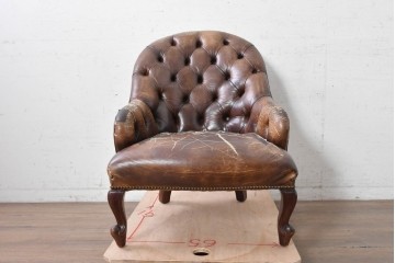  イギリスヴィンテージ　1950年頃　ジャンクスタイル　深いボタン留めと丸みのあるフォルムが目を引くスプーンバックチェア　(R-090068)