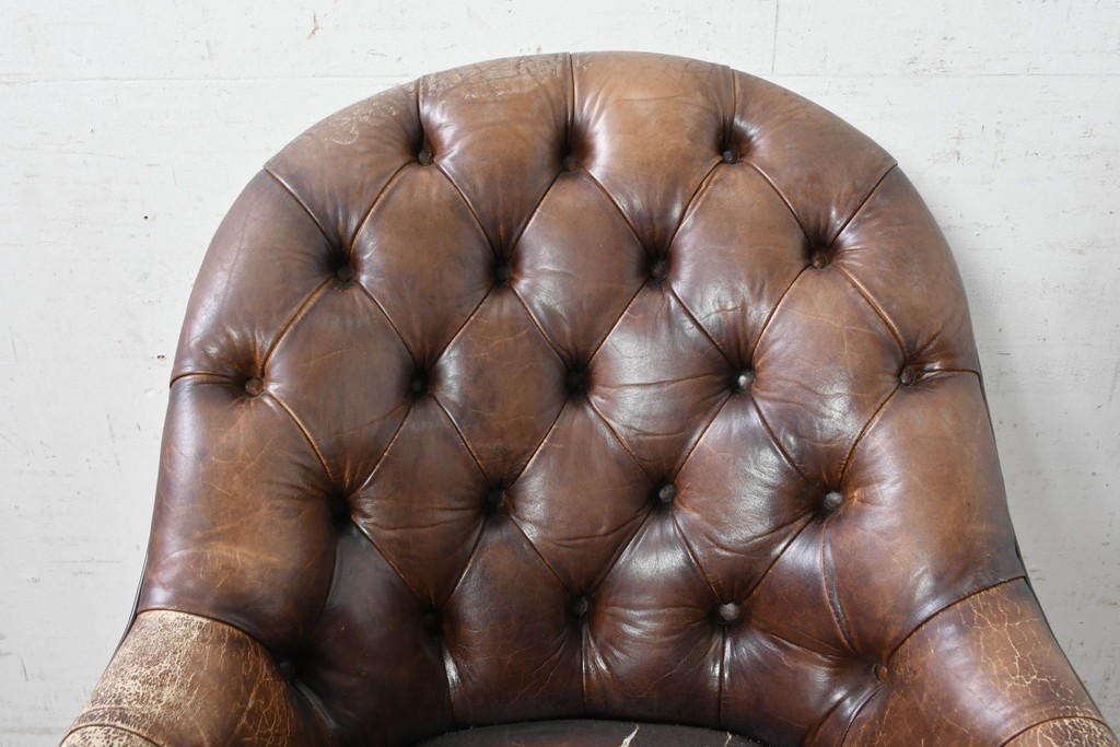  イギリスヴィンテージ　1950年頃　ジャンクスタイル　深いボタン留めと丸みのあるフォルムが目を引くスプーンバックチェア　(R-090068)