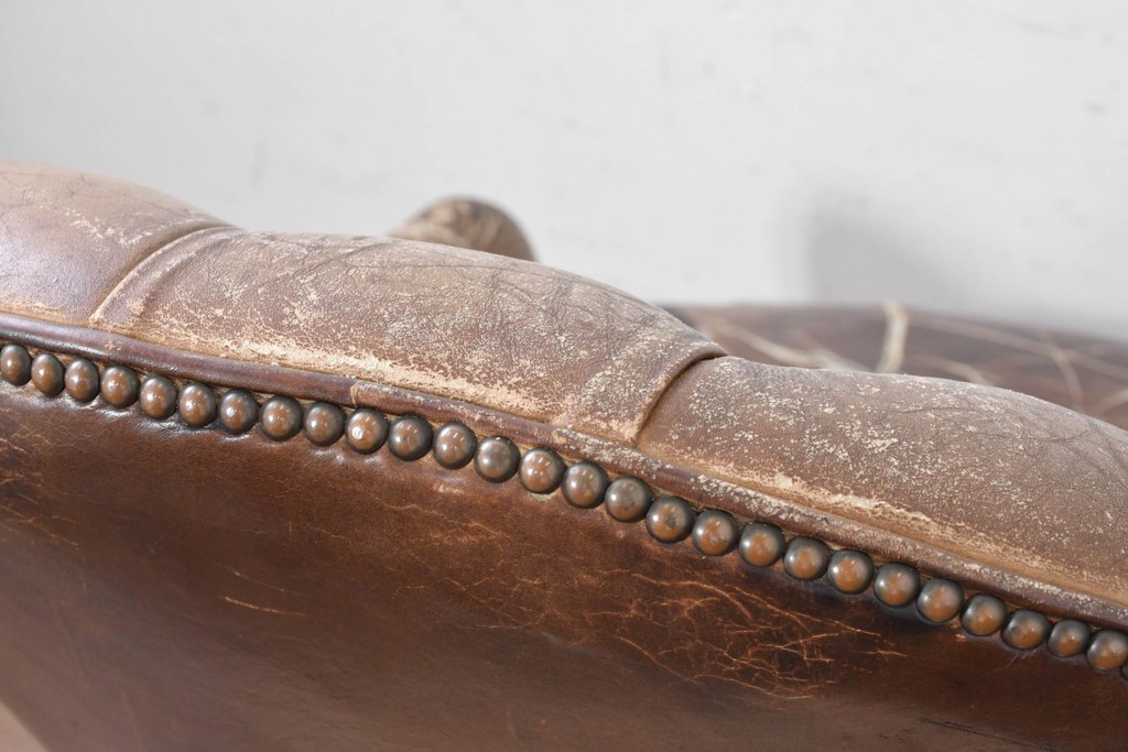  イギリスヴィンテージ　1950年頃　ジャンクスタイル　深いボタン留めと丸みのあるフォルムが目を引くスプーンバックチェア　(R-090068)