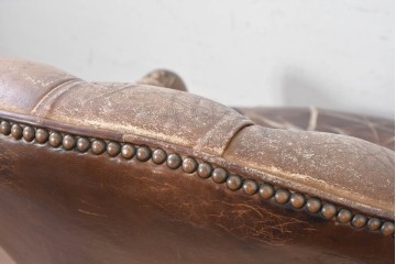  イギリスヴィンテージ　1950年頃　ジャンクスタイル　深いボタン留めと丸みのあるフォルムが目を引くスプーンバックチェア　(R-090068)