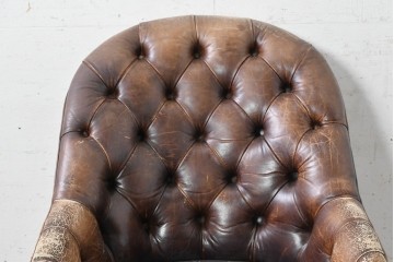  イギリスヴィンテージ　1950年頃　ジャンクスタイル　深いボタン留めと丸みのあるフォルムが目を引くスプーンバックチェア　(R-090069)