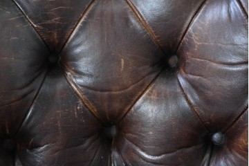  イギリスヴィンテージ　1950年頃　ジャンクスタイル　深いボタン留めと丸みのあるフォルムが目を引くスプーンバックチェア　(R-090069)