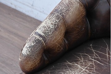  イギリスヴィンテージ　1950年頃　ジャンクスタイル　深いボタン留めと丸みのあるフォルムが目を引くスプーンバックチェア　(R-090069)