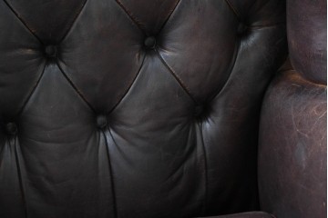 イギリスヴィンテージ　チェスターフィールド　深いボタン留めと鋲飾りが目を引くウィングバックチェア　(R-090070)