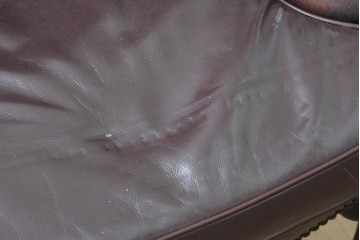イギリスヴィンテージ　チェスターフィールド　深いボタン留めと鋲飾りが目を引くウィングバックチェア　(R-090070)