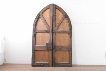 ヨーロッパアンティーク　特大!!　金具の繊細かつ力強い衣装が魅力の両開きドア　(R-090071)