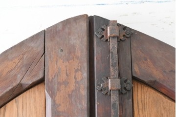 ヨーロッパアンティーク　特大!!　金具の繊細かつ力強い衣装が魅力の両開きドア　(R-090071)