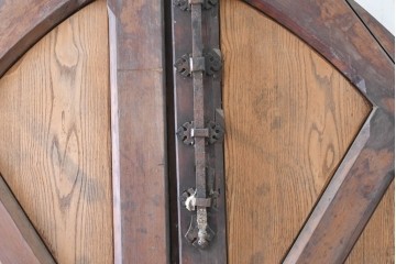 ヨーロッパアンティーク　特大!!　金具の繊細かつ力強い衣装が魅力の両開きドア　(R-090071)