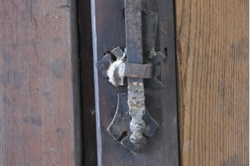 ヨーロッパアンティーク　特大!!　金具の繊細かつ力強い衣装が魅力の両開きドア　(R-090071)