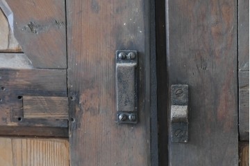 ヨーロッパアンティーク　特大!!　金具の繊細かつ力強い衣装が魅力の両開きドア　(R-090071)