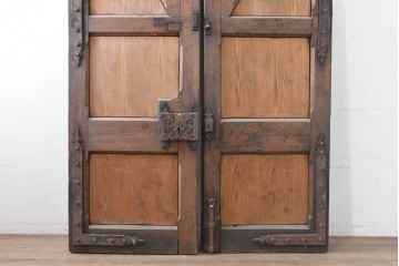 ヨーロッパアンティーク　特大!!　金具の繊細かつ力強い衣装が魅力の両開きドア　(R-090071)