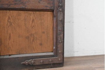 ヨーロッパアンティーク　特大!!　金具の繊細かつ力強い衣装が魅力の両開きドア　(R-090071)