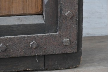 ヨーロッパアンティーク　特大!!　金具の繊細かつ力強い衣装が魅力の両開きドア　(R-090071)