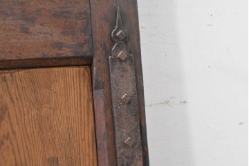 ヨーロッパアンティーク　特大!!　金具の繊細かつ力強い衣装が魅力の両開きドア　(R-090071)