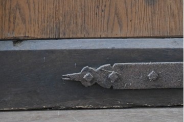 ヨーロッパアンティーク　特大!!　金具の繊細かつ力強い衣装が魅力の両開きドア　(R-090071)