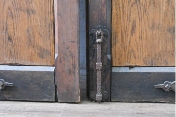 ヨーロッパアンティーク　特大!!　金具の繊細かつ力強い衣装が魅力の両開きドア　(R-090071)
