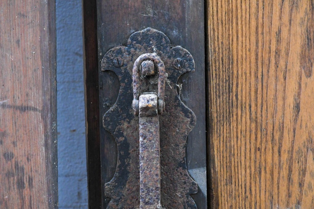 ヨーロッパアンティーク　特大!!　金具の繊細かつ力強い衣装が魅力の両開きドア　(R-090071)