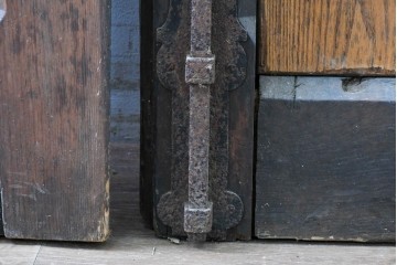 ヨーロッパアンティーク　特大!!　金具の繊細かつ力強い衣装が魅力の両開きドア　(R-090071)