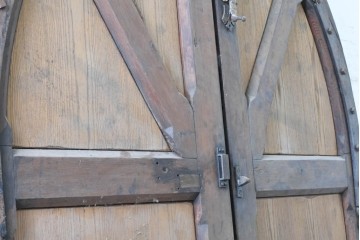 ヨーロッパアンティーク　特大!!　金具の繊細かつ力強い衣装が魅力の両開きドア　(R-090071)