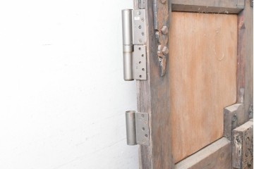 ヨーロッパアンティーク　特大!!　金具の繊細かつ力強い衣装が魅力の両開きドア　(R-090071)