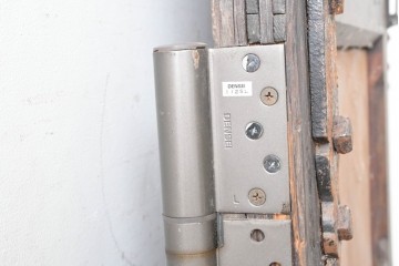 ヨーロッパアンティーク　特大!!　金具の繊細かつ力強い衣装が魅力の両開きドア　(R-090071)