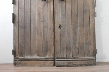 ヨーロッパアンティーク　特大!!　金具の繊細かつ力強い衣装が魅力の両開きドア　(R-090071)