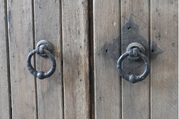 ヨーロッパアンティーク　特大!!　金具の繊細かつ力強い衣装が魅力の両開きドア　(R-090071)