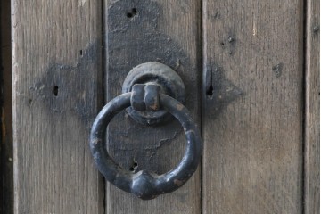 ヨーロッパアンティーク　特大!!　金具の繊細かつ力強い衣装が魅力の両開きドア　(R-090071)