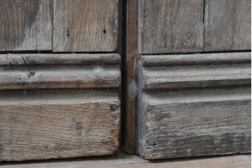 ヨーロッパアンティーク　特大!!　金具の繊細かつ力強い衣装が魅力の両開きドア　(R-090071)