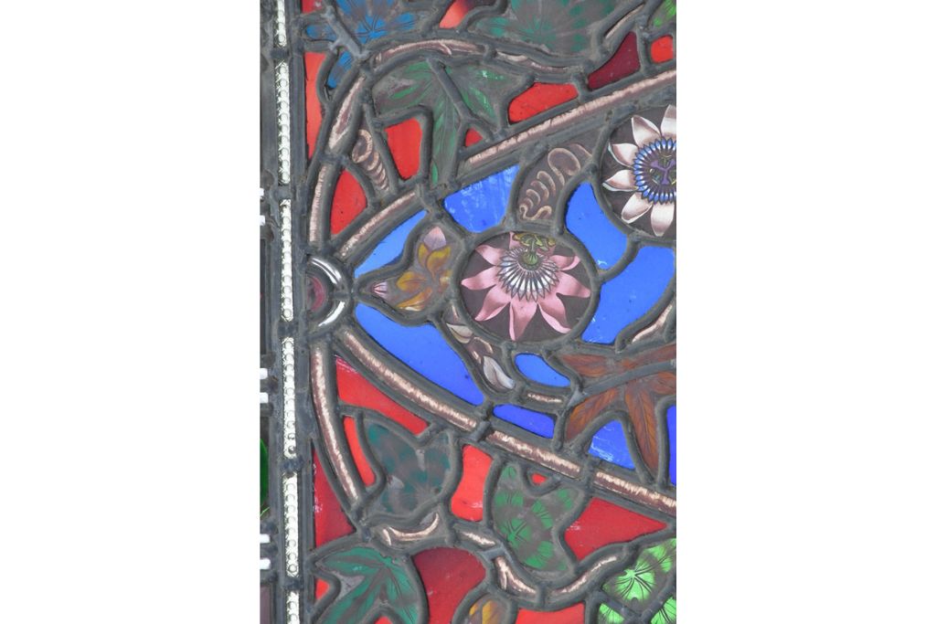 イギリスアンティーク　1900年頃　特大!!　幅約2.5m　エナメル彩色　広がる花々の意匠を描いたステンドグラス1枚　(R-090079)