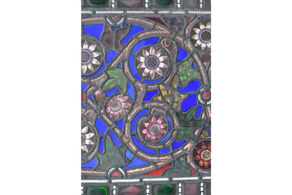 イギリスアンティーク　1900年頃　特大!!　幅約2.5m　エナメル彩色　広がる花々の意匠を描いたステンドグラス1枚　(R-090079)