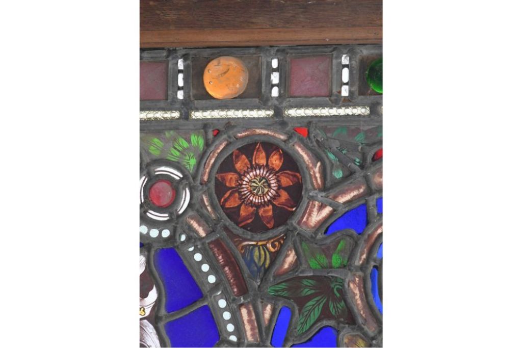 イギリスアンティーク　1900年頃　特大!!　幅約2.5m　エナメル彩色　広がる花々の意匠を描いたステンドグラス1枚　(R-090079)