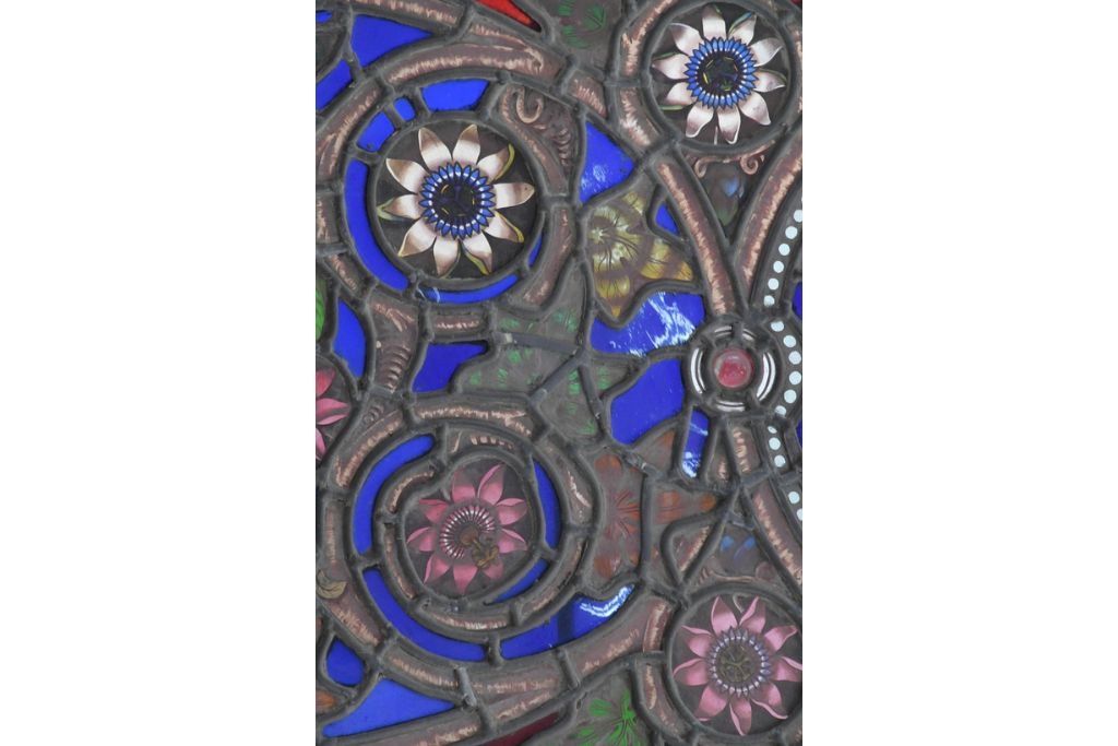 イギリスアンティーク　1900年頃　特大!!　幅約2.5m　エナメル彩色　広がる花々の意匠を描いたステンドグラス1枚　(R-090079)