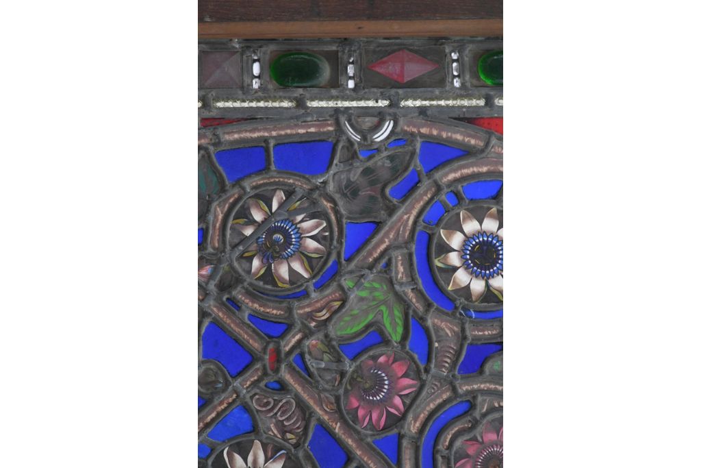 イギリスアンティーク　1900年頃　特大!!　幅約2.5m　エナメル彩色　広がる花々の意匠を描いたステンドグラス1枚　(R-090079)