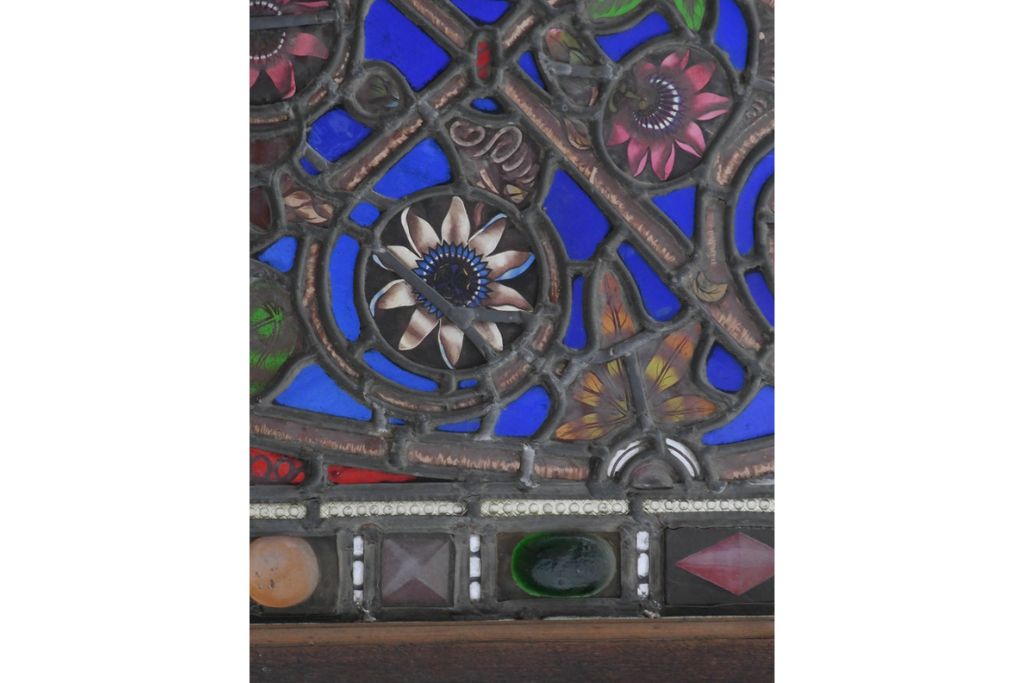 イギリスアンティーク　1900年頃　特大!!　幅約2.5m　エナメル彩色　広がる花々の意匠を描いたステンドグラス1枚　(R-090079)