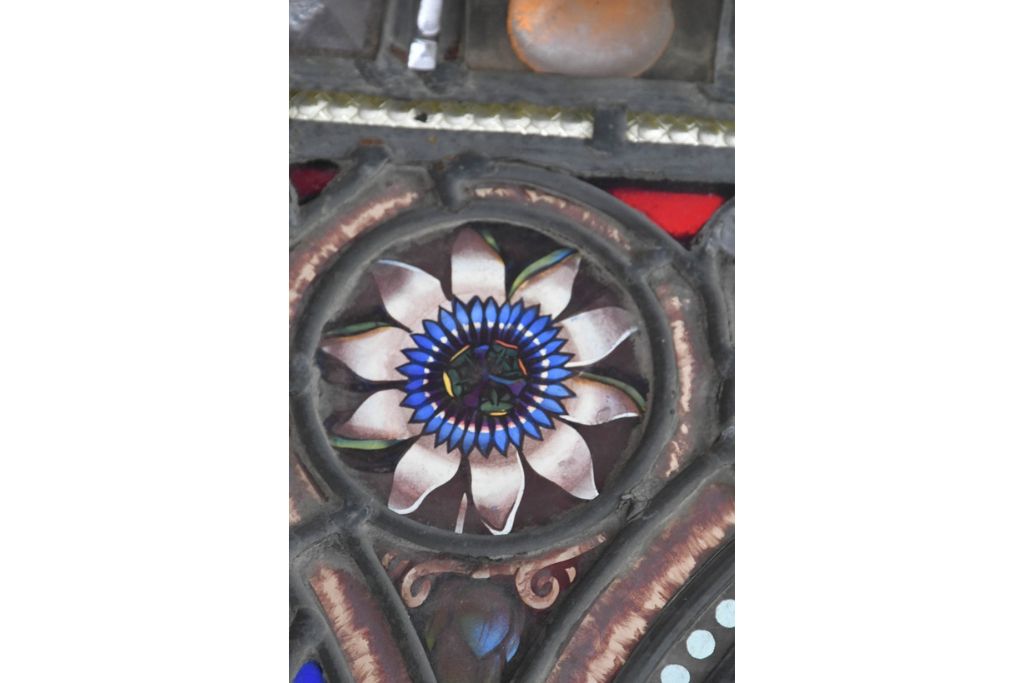 イギリスアンティーク　1900年頃　特大!!　幅約2.5m　エナメル彩色　広がる花々の意匠を描いたステンドグラス1枚　(R-090079)