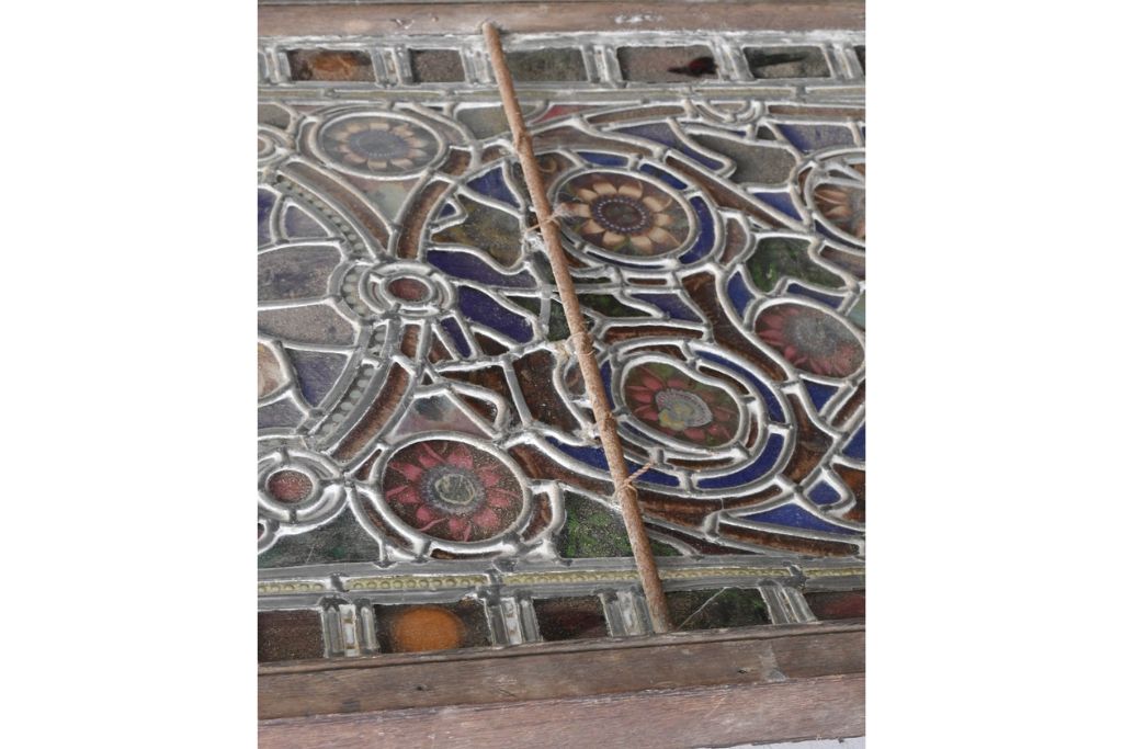 イギリスアンティーク　1900年頃　特大!!　幅約2.5m　エナメル彩色　広がる花々の意匠を描いたステンドグラス1枚　(R-090079)