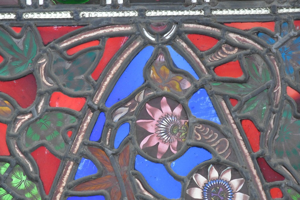 イギリスアンティーク　1900年頃　特大!!　幅約2.5m　エナメル彩色　広がる花々の意匠を描いたステンドグラス1枚　(R-090079)
