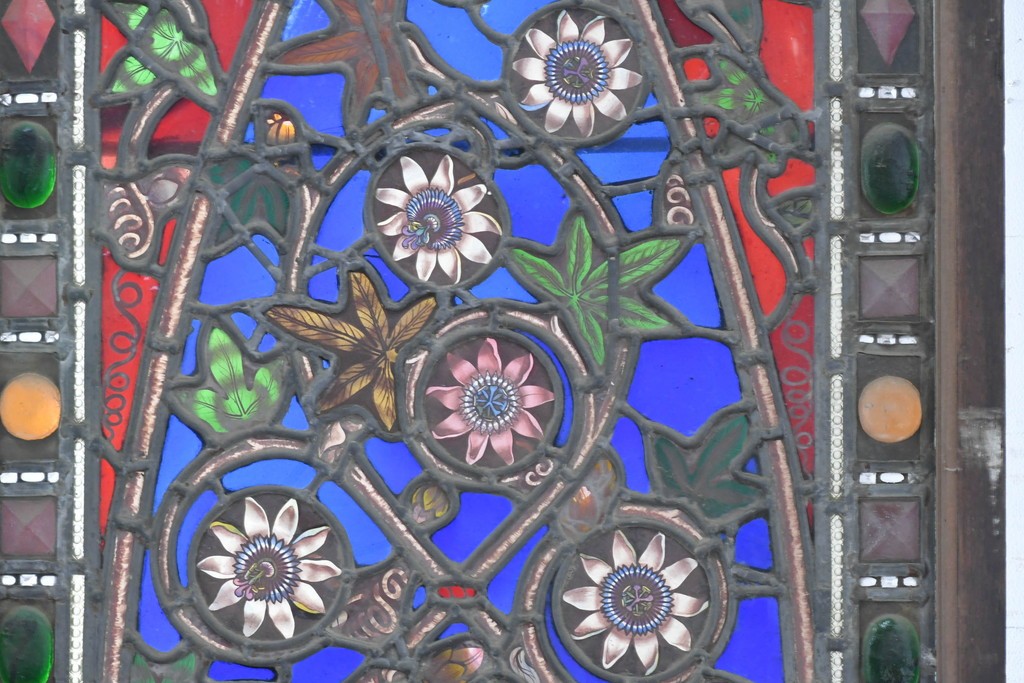 イギリスアンティーク　1900年頃　特大!!　幅約2.5m　エナメル彩色　広がる花々の意匠を描いたステンドグラス1枚　(R-090079)