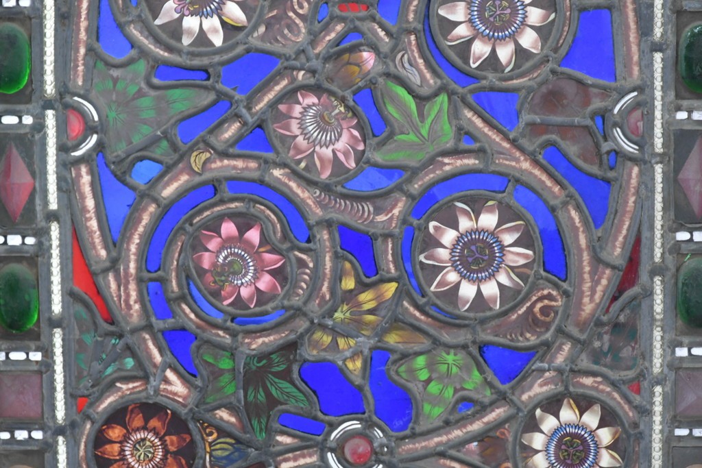 イギリスアンティーク　1900年頃　特大!!　幅約2.5m　エナメル彩色　広がる花々の意匠を描いたステンドグラス1枚　(R-090079)