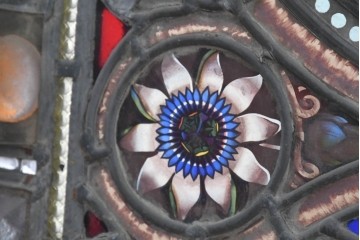 イギリスアンティーク　1900年頃　特大!!　幅約2.5m　エナメル彩色　広がる花々の意匠を描いたステンドグラス1枚　(R-090079)