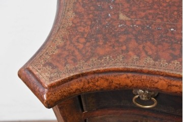 中古　MAITLAND SMITH(メートランドスミス)　レザー張り　曲線とクラシカルな意匠が上品なチェスト　定価約120万円　(R-090086)