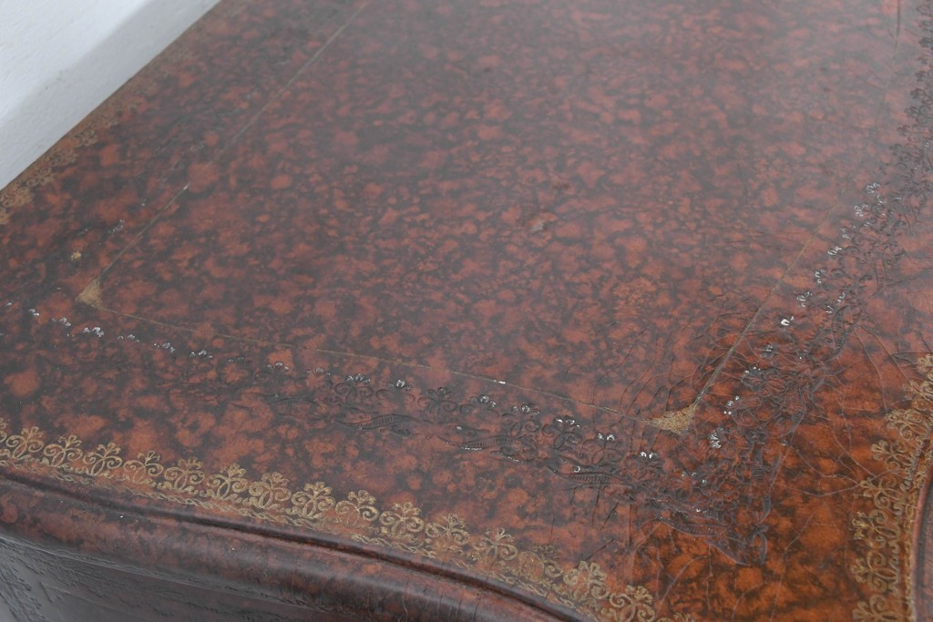 中古　MAITLAND SMITH(メートランドスミス)　レザー張り　曲線とクラシカルな意匠が上品なチェスト　定価約120万円　(R-090086)
