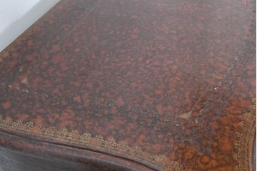 中古　MAITLAND SMITH(メートランドスミス)　レザー張り　曲線とクラシカルな意匠が上品なチェスト　定価約120万円　(R-090086)