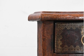 中古　MAITLAND SMITH(メートランドスミス)　レザー張り　曲線とクラシカルな意匠が上品なチェスト　定価約120万円　(R-090086)