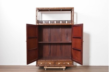 ヴィンテージ家具　1980年頃　花梨(カリン)材 　漢詩と花文様の象嵌入り飾り棚　(R-090089)